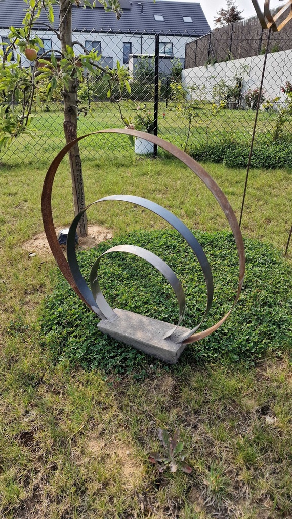Triple cercle sur socle en béton
