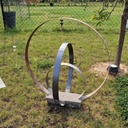 Triple cercle sur socle en béton