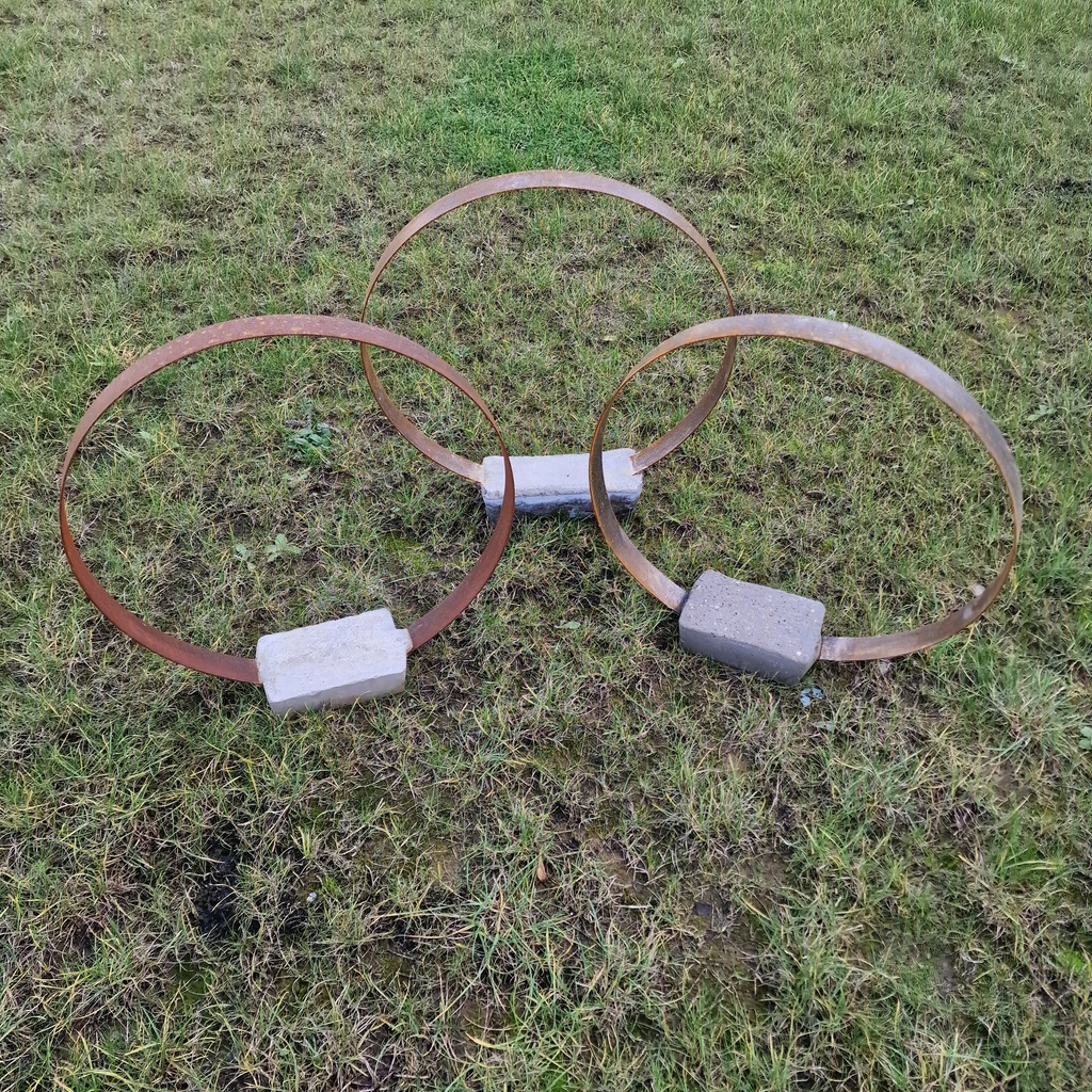 Cercle sur socle en béton